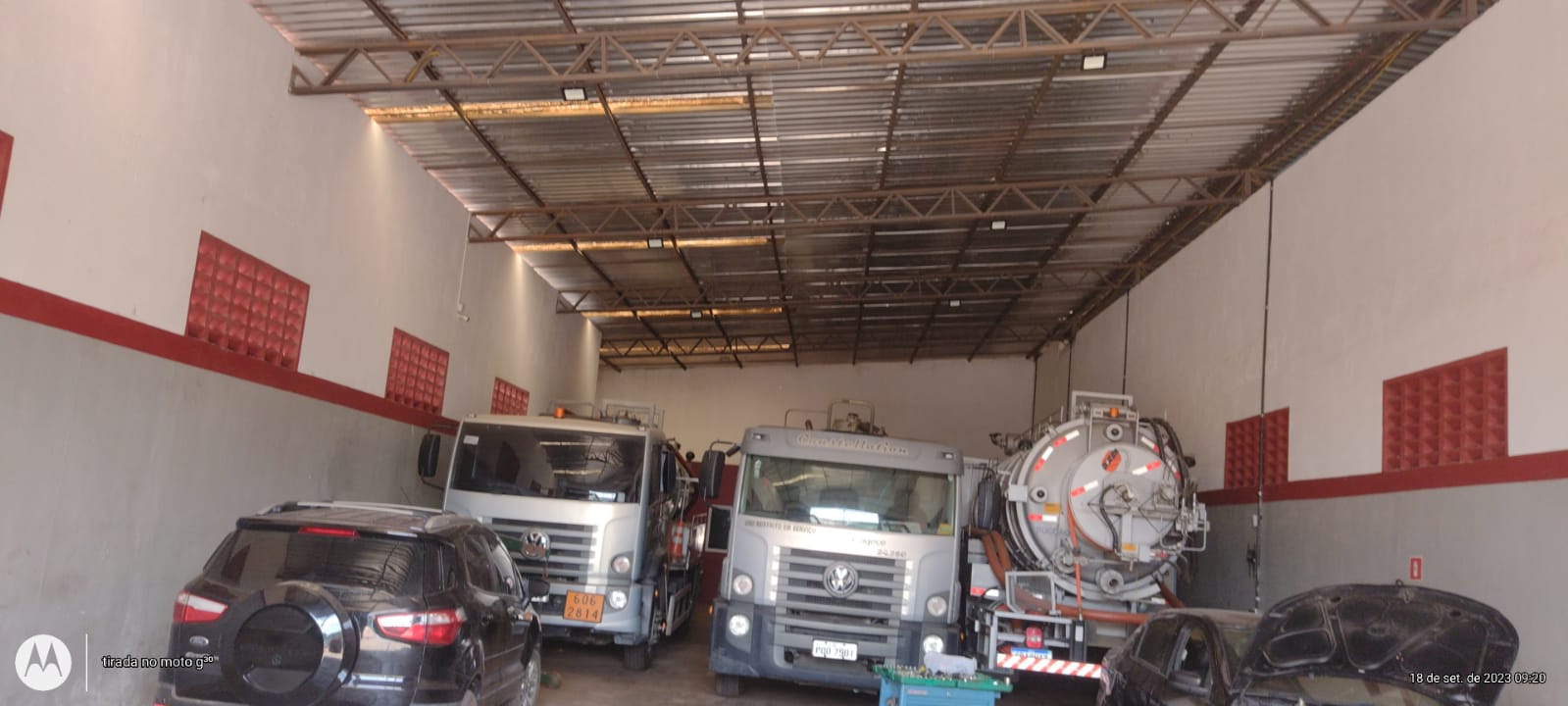 Galpão da Oficina Nova Fortaleza com múltiplos caminhões em atendimento