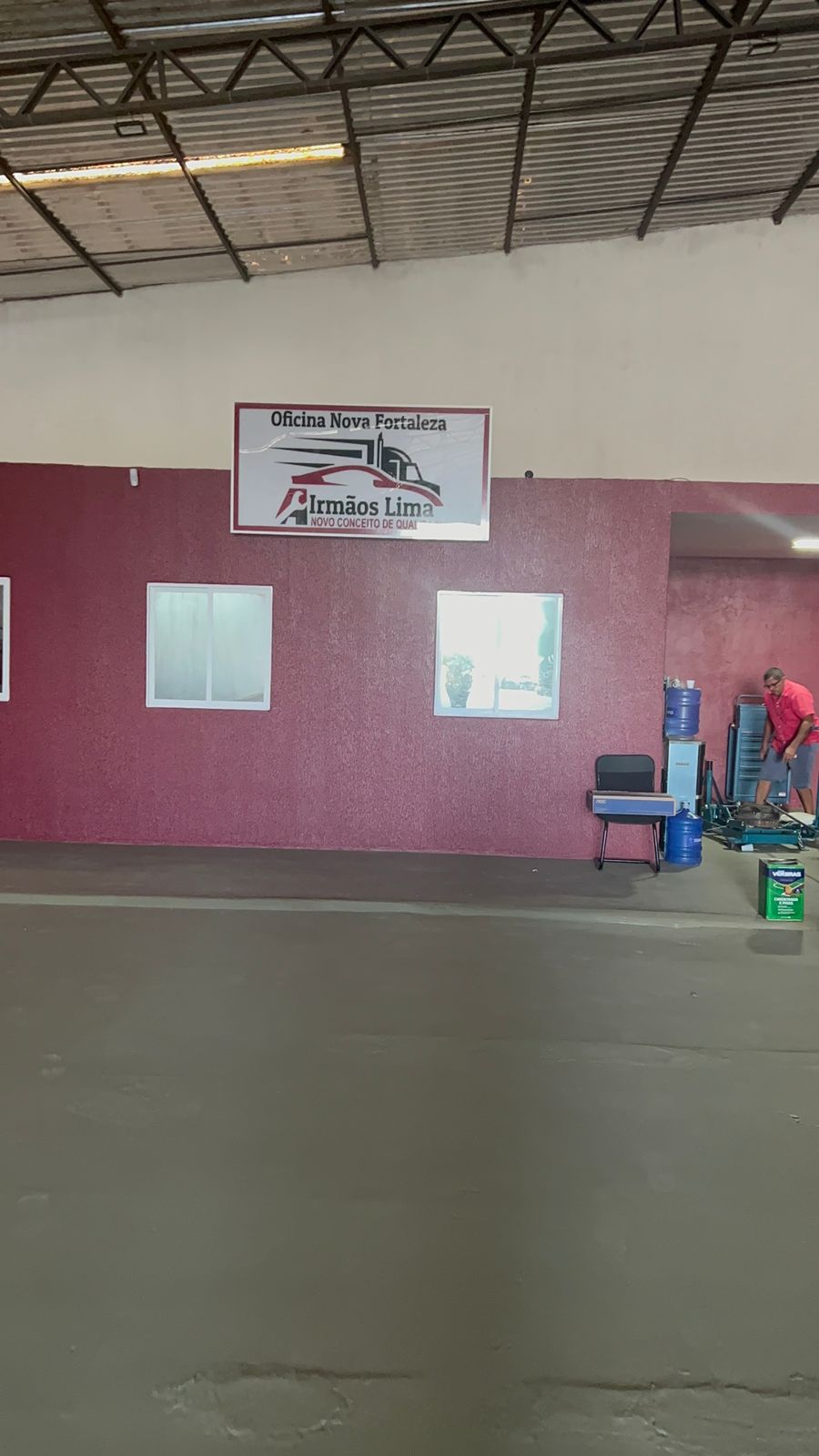 Interior da oficina mecânica Nova Fortaleza